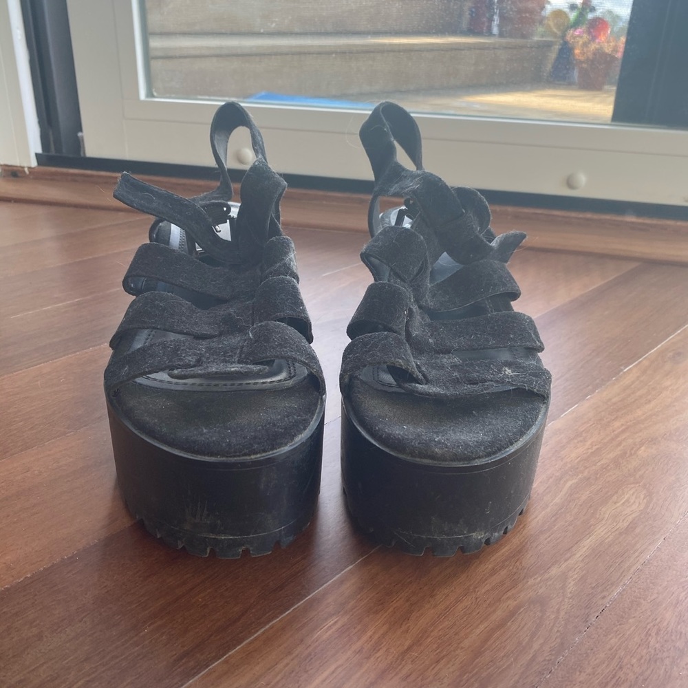 BLACK PLATFORM GLADIATOR SANDAL